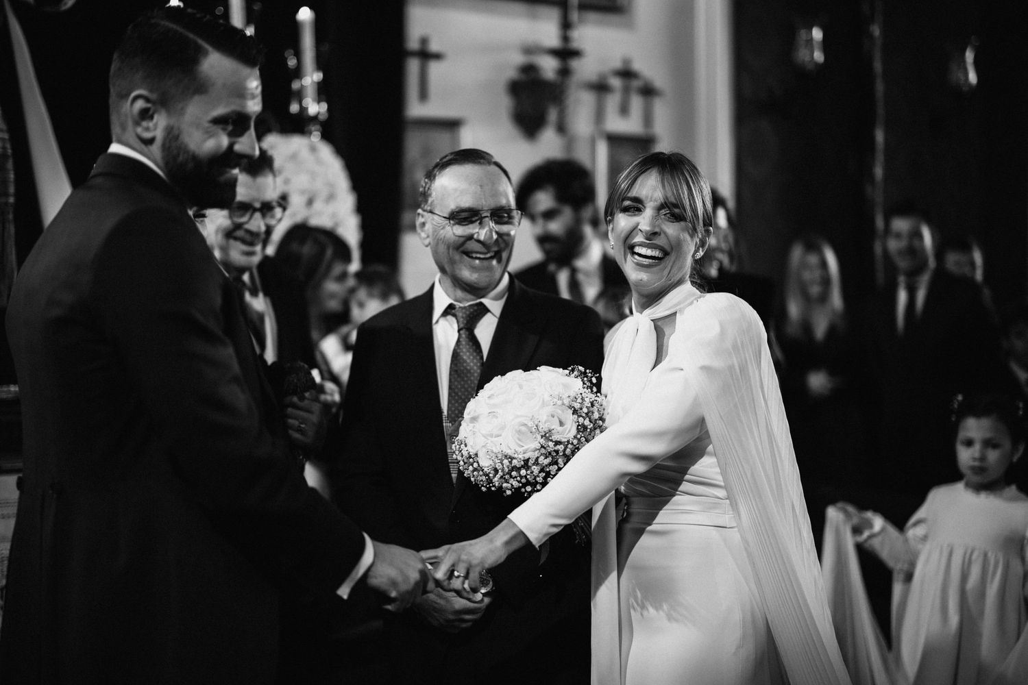 Pareja de novios encontrándose en el altar
