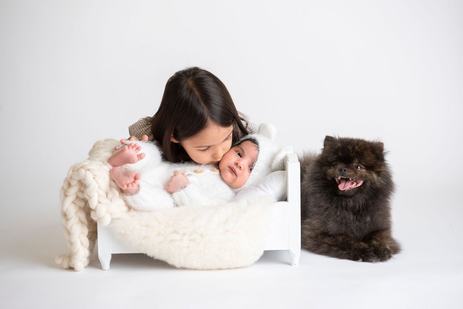 NYFØDTFOTOGRAFERING MED SØSKEN og hunden