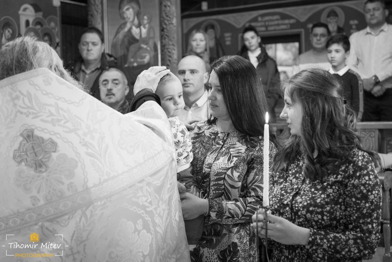 Поп гали детенце по главата