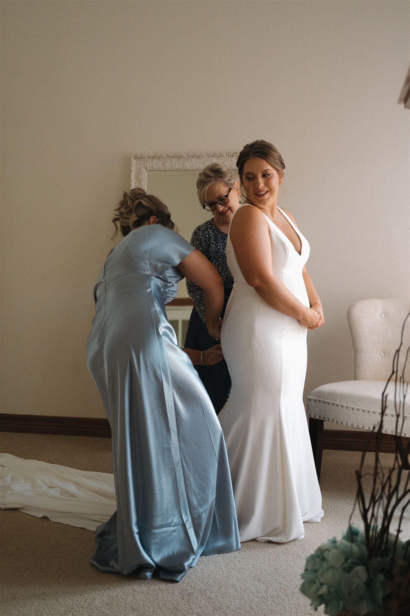 bride getting ready at suite of Fannin Oaks wedding venue in Madisonville, Tx