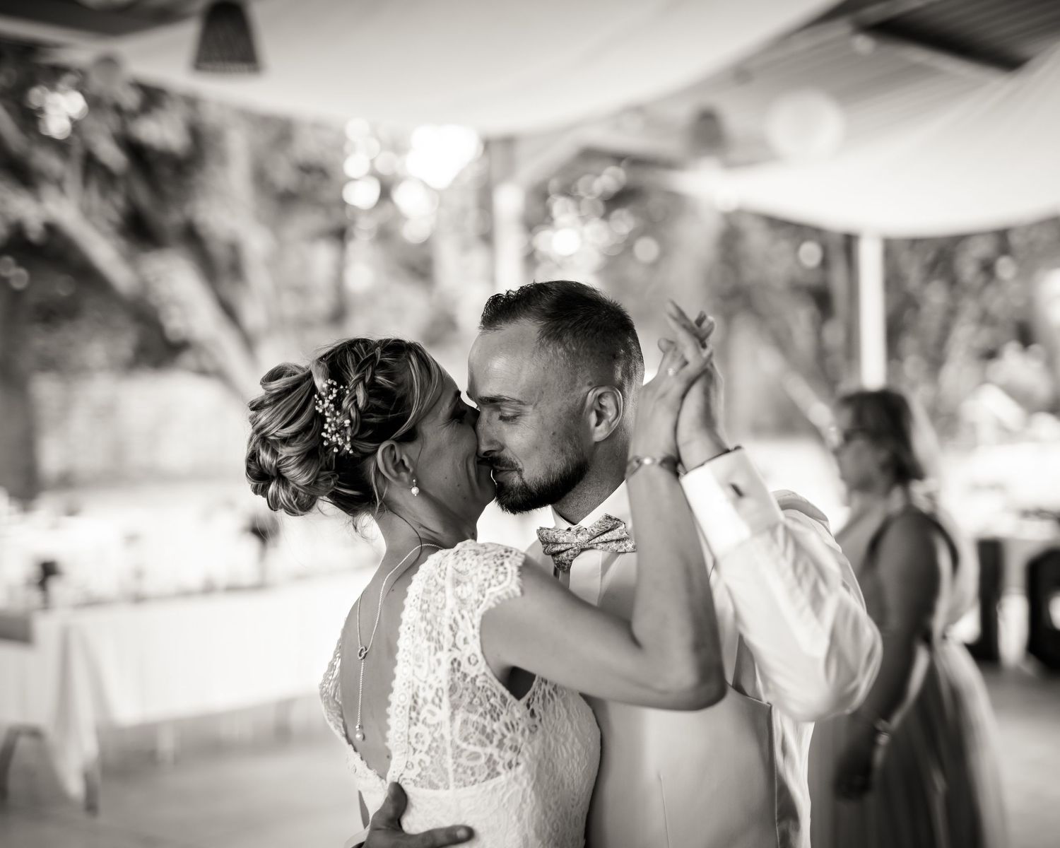 Photo en noir et blanc d'un couple de mariés lors de l'ouverture du bal. des amoureux lors de ce mariage dans le gard