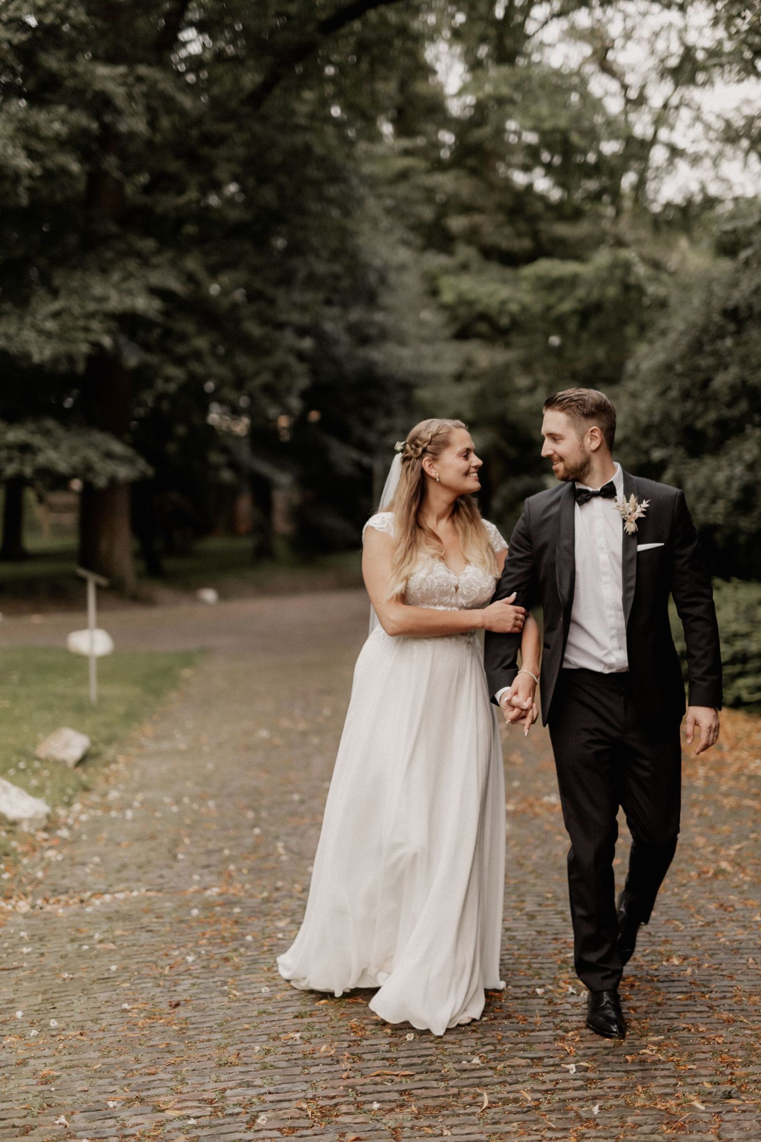 Bild und Testimonial von Lea und Tobi auf einem Weg - Jule Christoffers - Hochzeitsfotografie aus Oldenburg