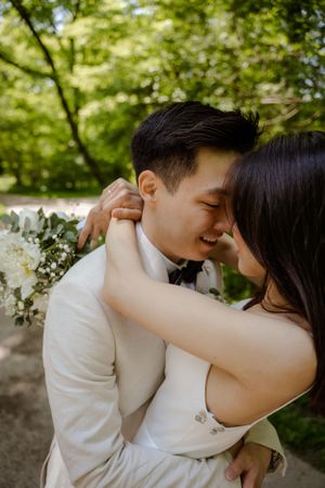 Romantische Hochzeitsfotos in Berlin – Outdoor Shooting im Tiergarten