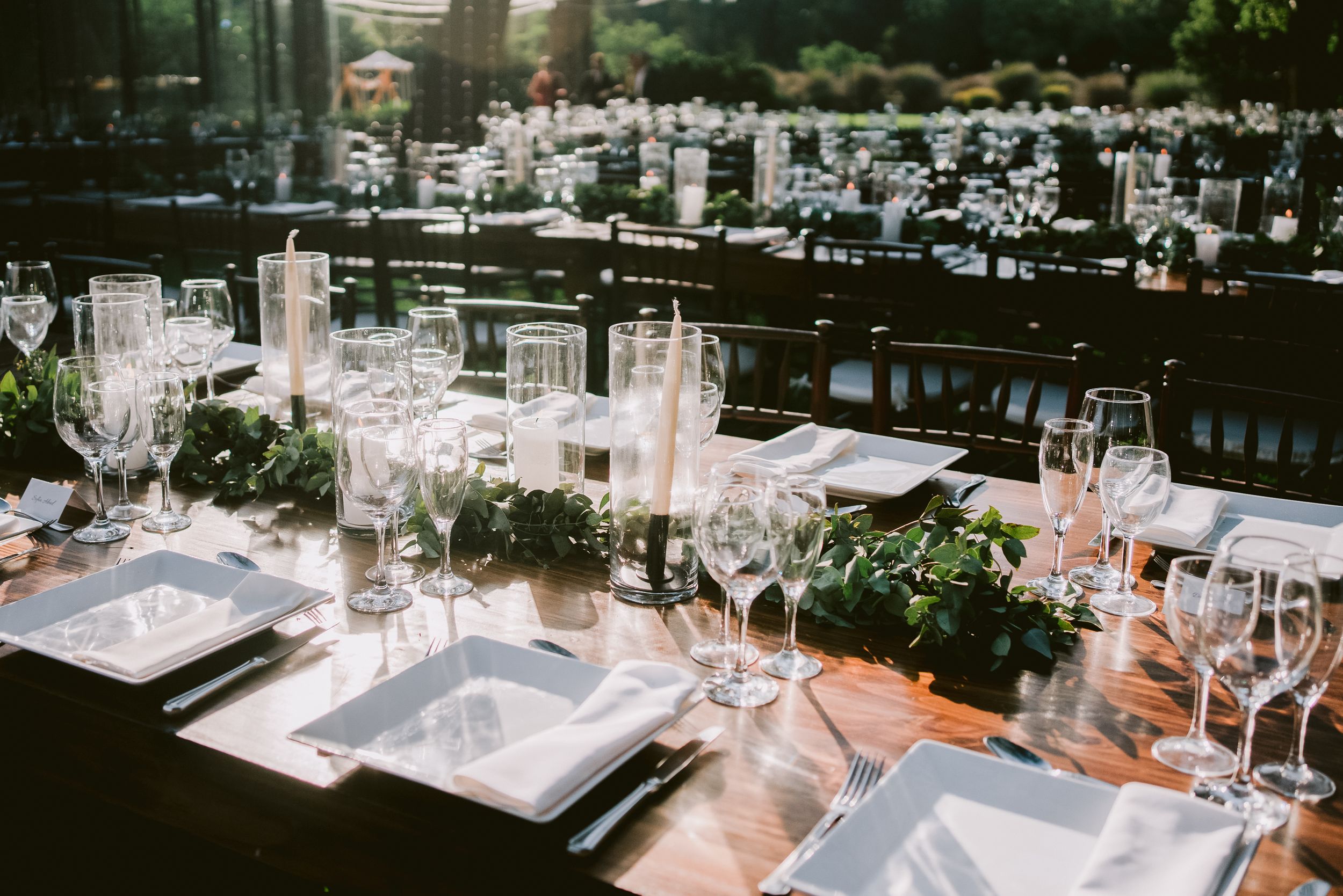 Centro de mesa con flores y velas para decoración de bodas