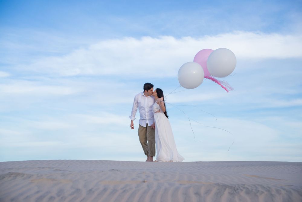 couple walking with balloons. beach photos. south padre island. wedding photographer