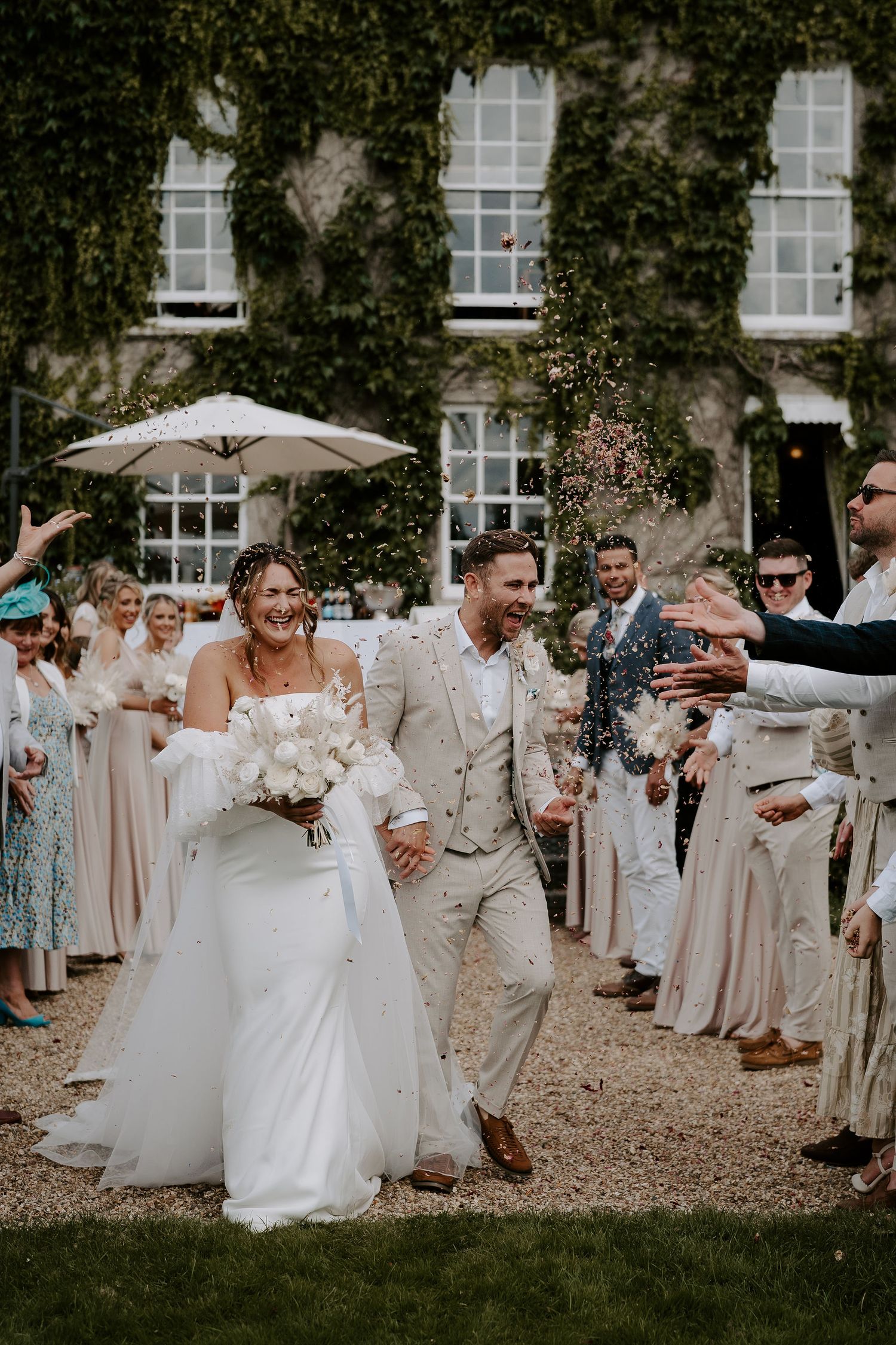 Somerset-pennard-house-wedding-bride-and-groom-confetti