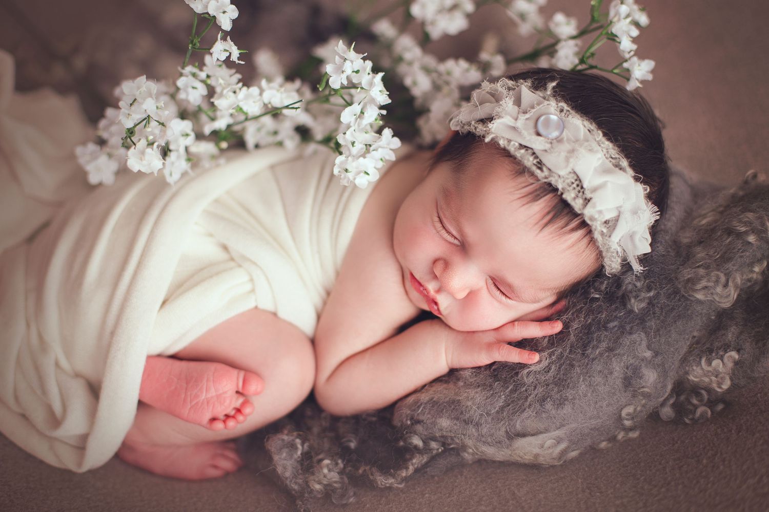 fotografa para mi bebe ponce bebe rodeada por flores