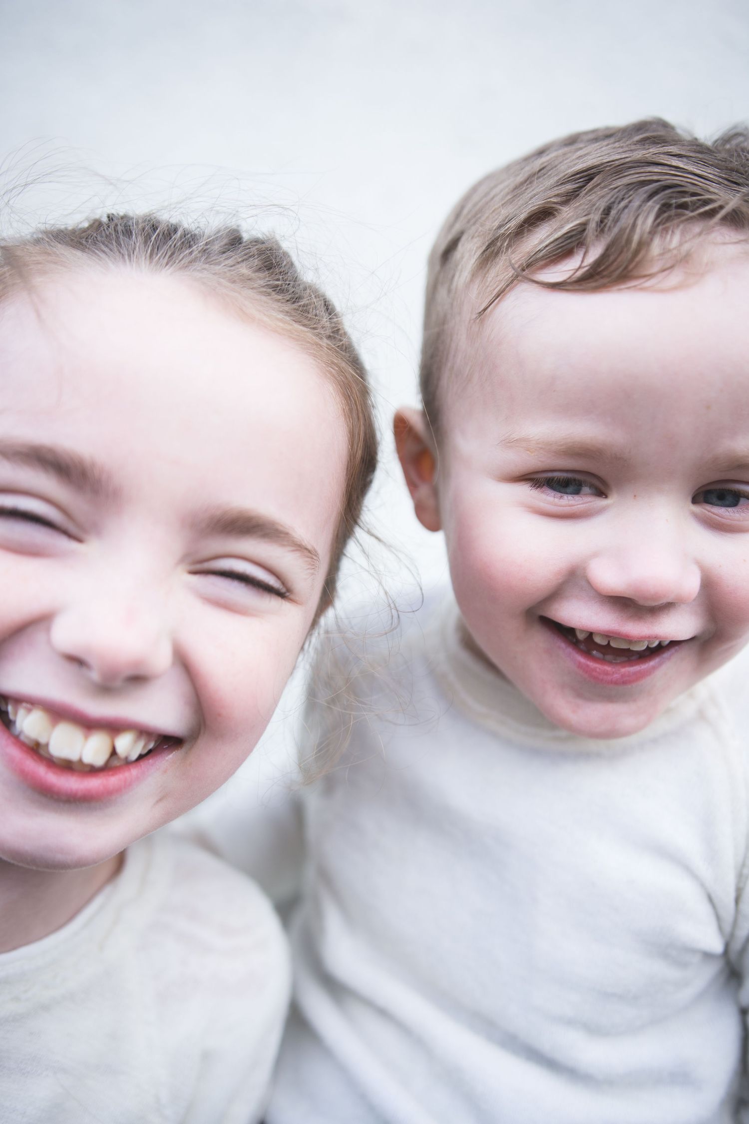 Søskende griner, familiefotografering