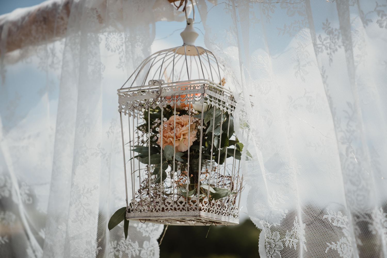 vintage blumenschmuck blumendeko tipps hochzeit eukalyptus greenery schleierkraut blush rose