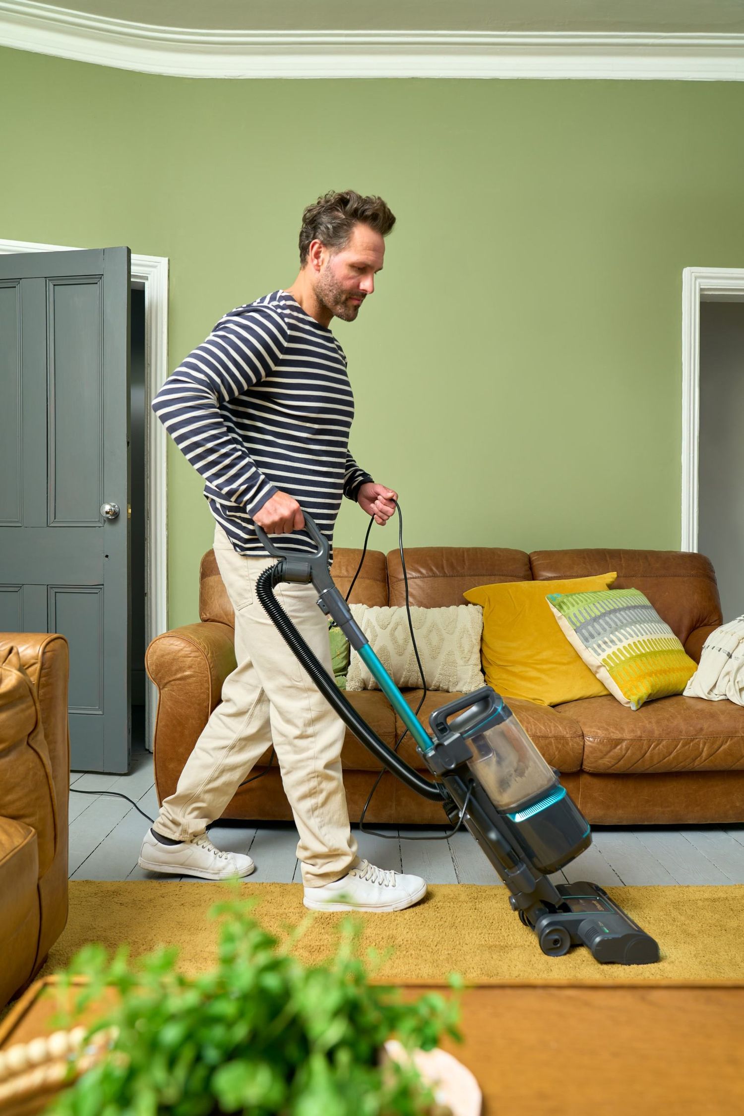 Product Photography -vacuum cleaner - blue and grey turbo mode - Shark - Alexander Malric-Smith Photography