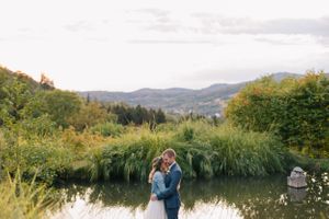 Hochzeitsfotografie - Brautpaar in enger Pose auf Steg am Teich - Hofgut Hohenstein Lautertal