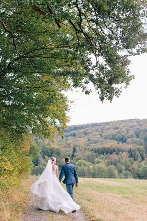 Hochzeitsfotografie - Brautpaar Spaziergang im Herbstwald - Odenwald