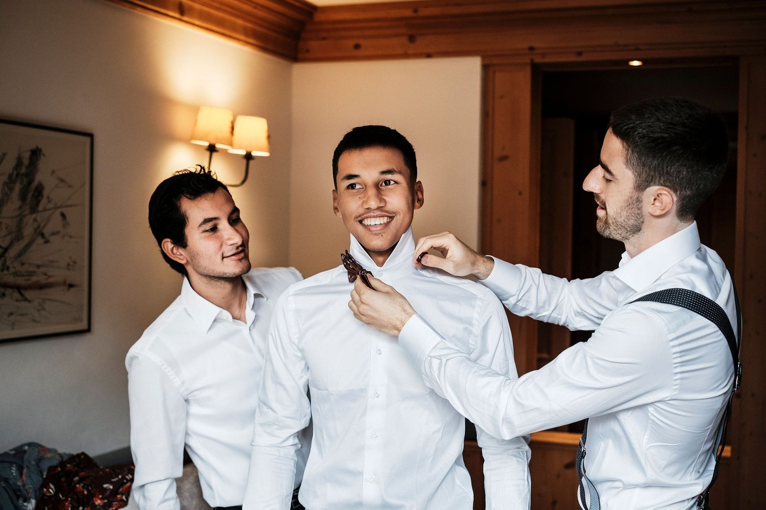 TLOOK photographe de mariage de style documentaire, au royalp à villars préparatifs du marié