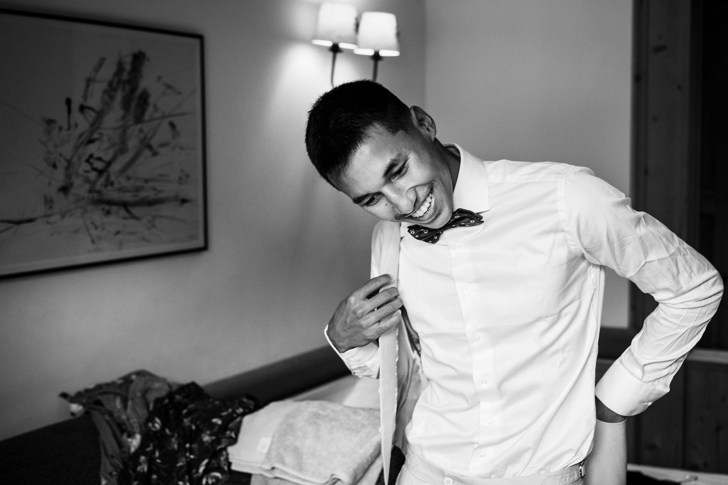 TLOOK photographe de mariage de style documentaire, au royalp à villars préparatifs du marié