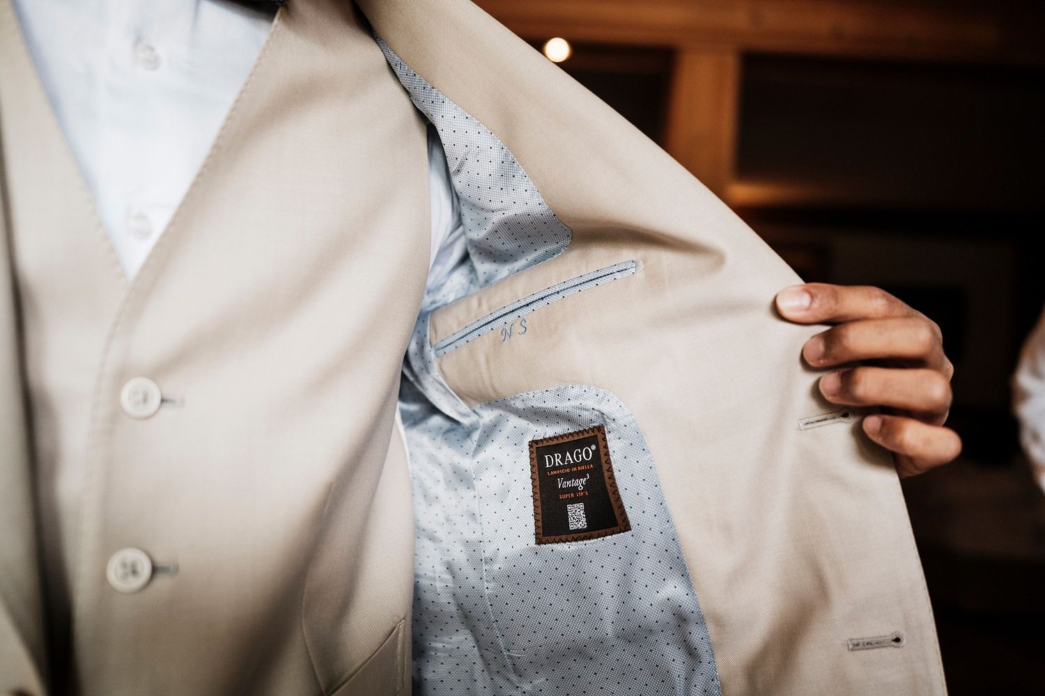 TLOOK photographe de mariage de style documentaire, au royalp à villars préparatifs du marié détails du costume