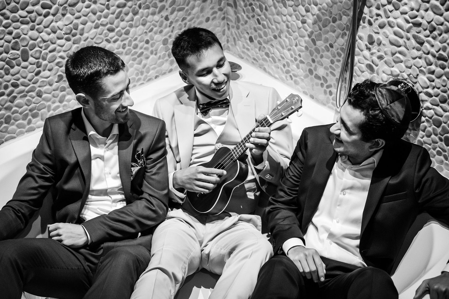 TLOOK photographe de mariage de style documentaire, au royalp à villars préparatifs du marié