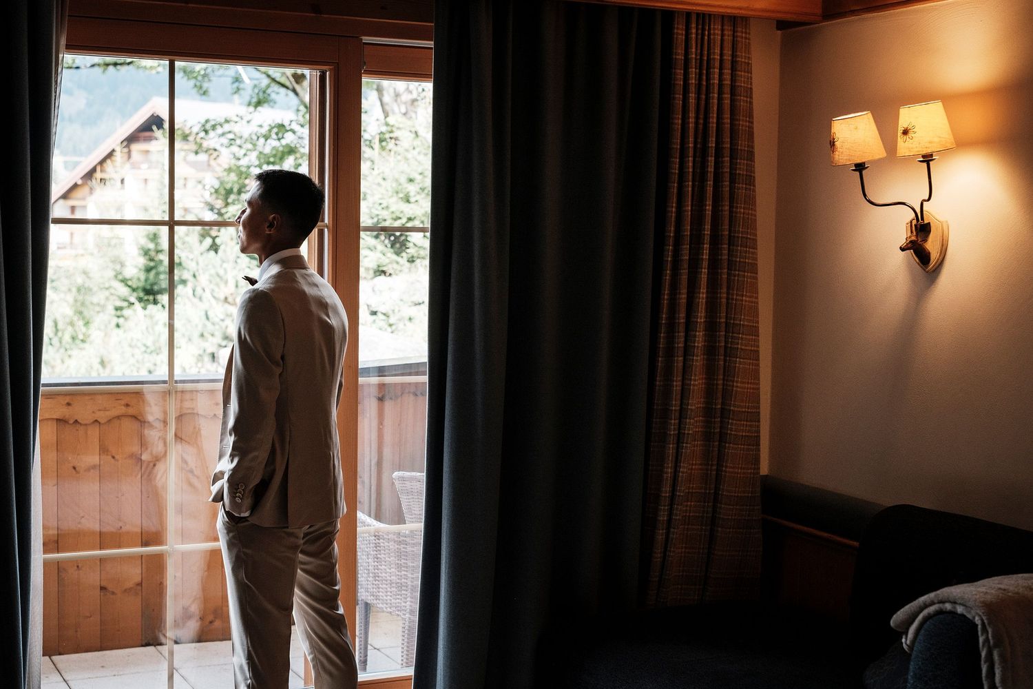 TLOOK photographe de mariage de style documentaire, au royalp à villars préparatifs du marié