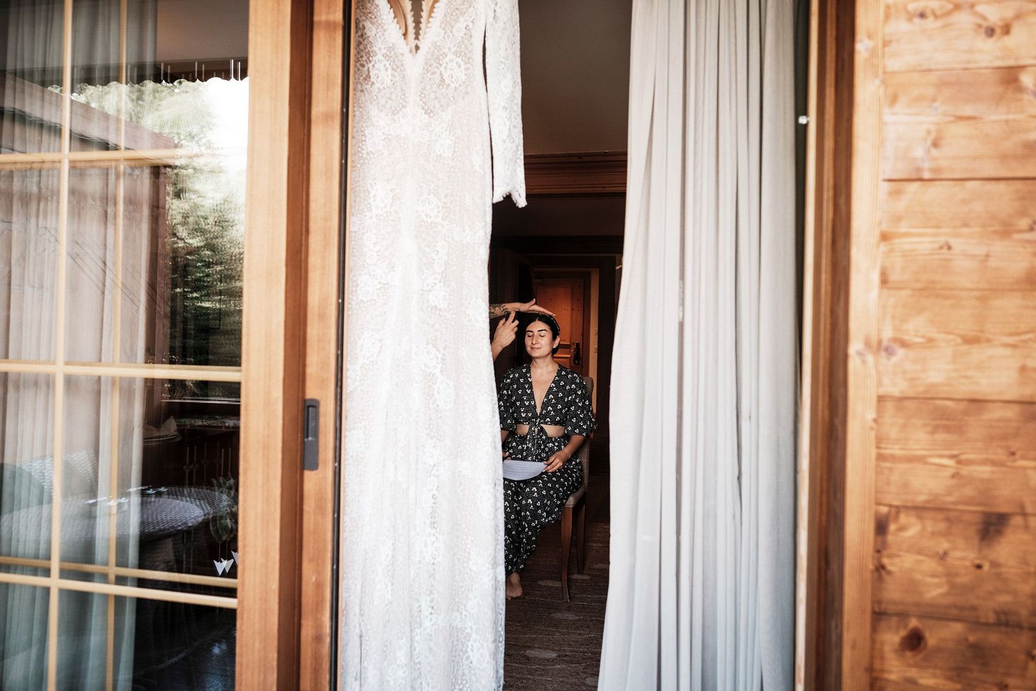 TLOOK photographe de mariage de style documentaire, au royalp à villars préparatifs de la mariée maquillage