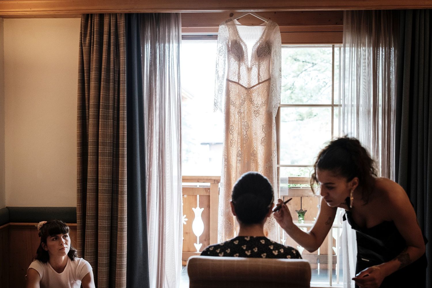 TLOOK photographe de mariage de style documentaire, au royalp à villars préparatifs de la mariée maquillage