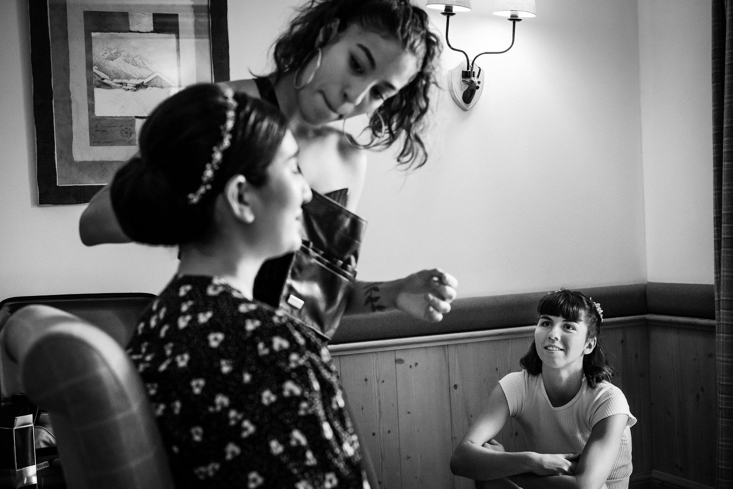 TLOOK photographe de mariage de style documentaire, au royalp à villars préparatifs de la mariée maquillage