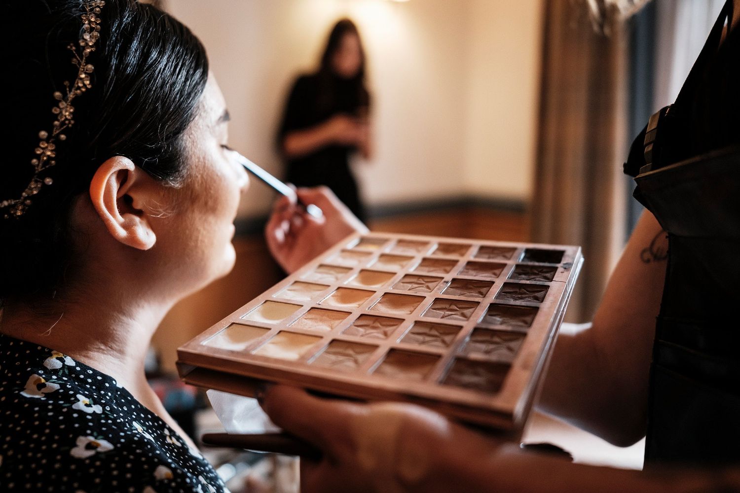 TLOOK photographe de mariage de style documentaire, au royalp à villars préparatifs de la mariée maquillage