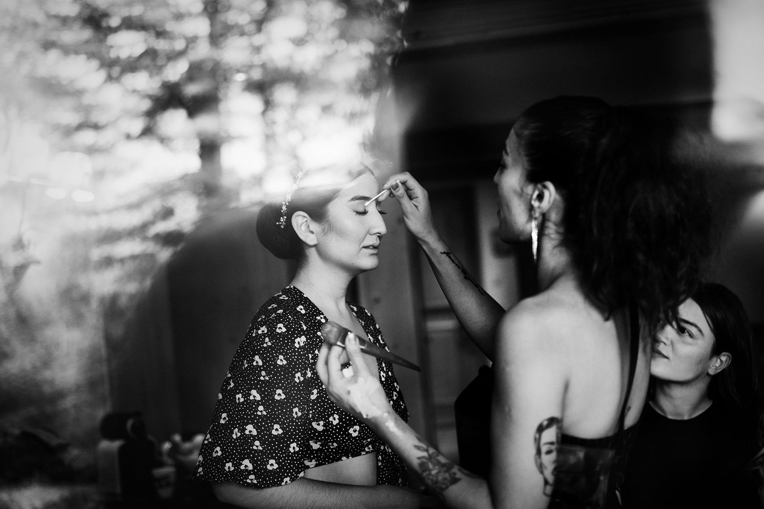 TLOOK photographe de mariage de style documentaire, au royalp à villars préparatifs de la mariée maquillage