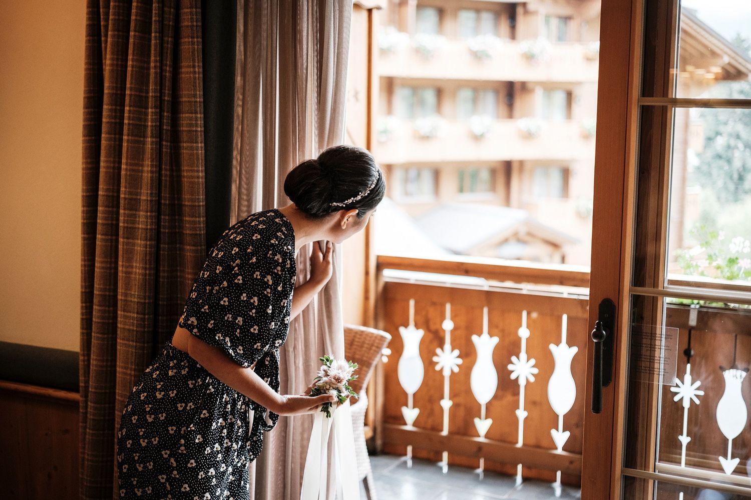 TLOOK photographe de mariage de style documentaire, au royalp à villars préparatifs de la mariée