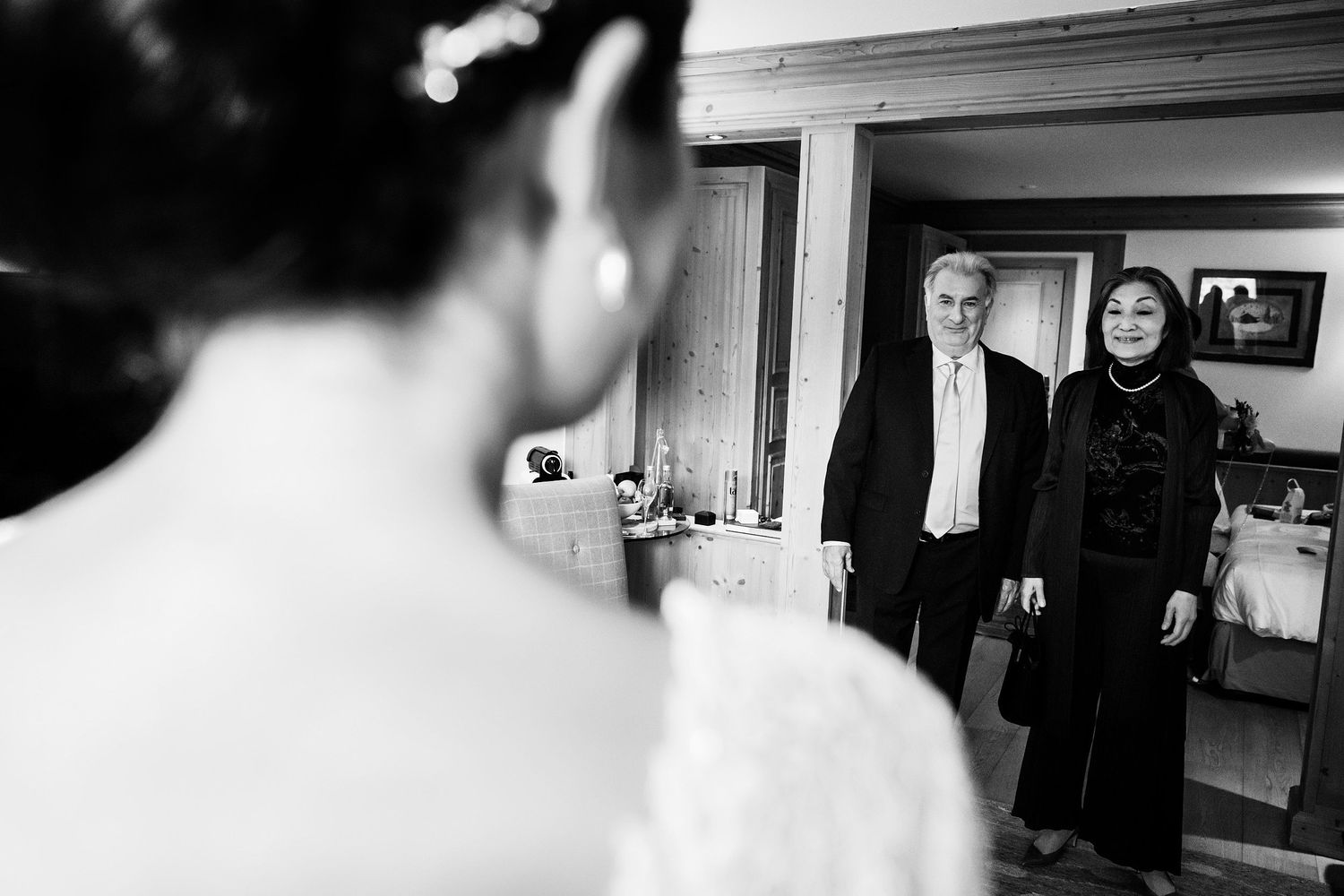 TLOOK photographe de mariage de style documentaire, au royalp à villars préparatifs de la mariée les parents arrivent