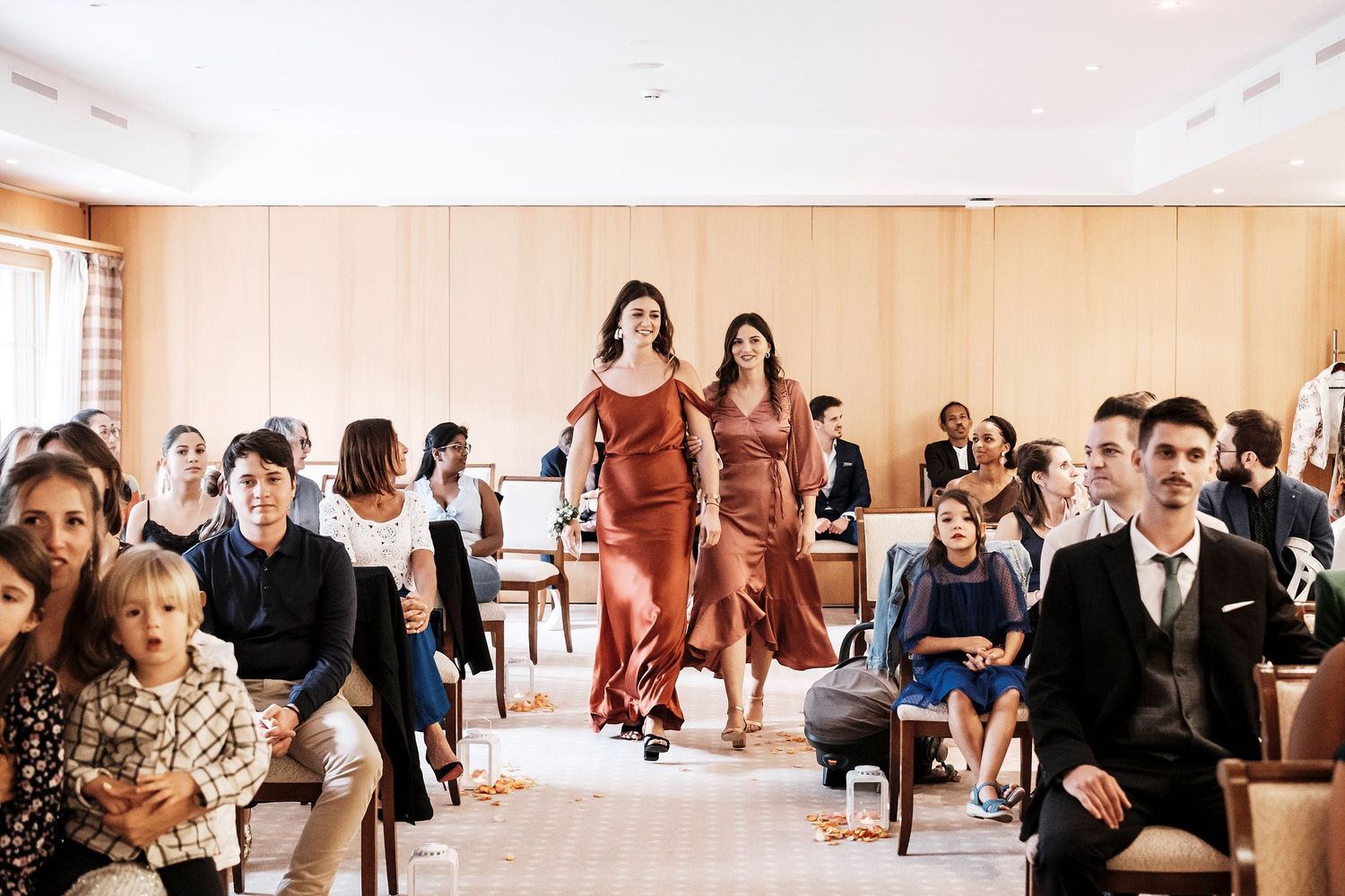 TLOOK photographe de mariage de style documentaire, au royalp à villars cérémonie de mariage les témoins arrivent