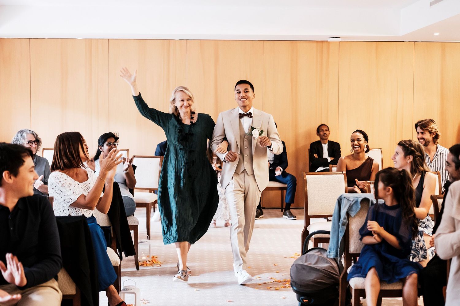 TLOOK photographe de mariage de style documentaire, au royalp à villars cérémonie de mariage le marié arrive avec sa maman