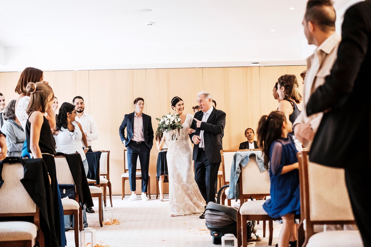 TLOOK photographe de mariage de style documentaire, au royalp à villars cérémonie de mariage la mariée arrive avec son papa