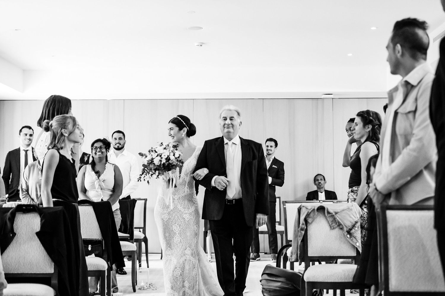 TLOOK photographe de mariage de style documentaire, au royalp à villars cérémonie de mariage la mariée arrive avec son papa