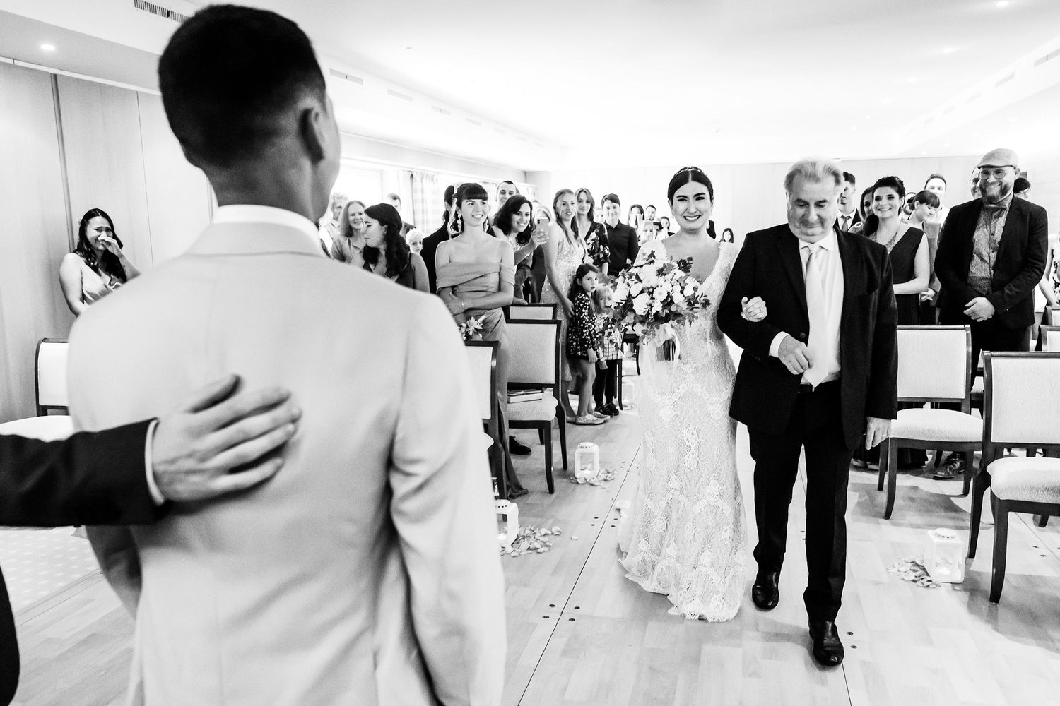 TLOOK photographe de mariage de style documentaire, au royalp à villars cérémonie de mariage la mariée arrive avec son papa
