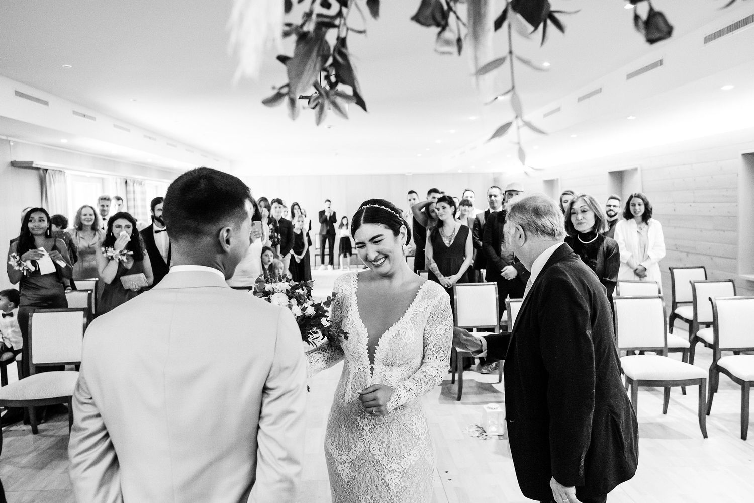 TLOOK photographe de mariage de style documentaire, au royalp à villars cérémonie de mariage la mariée arrive avec son papa