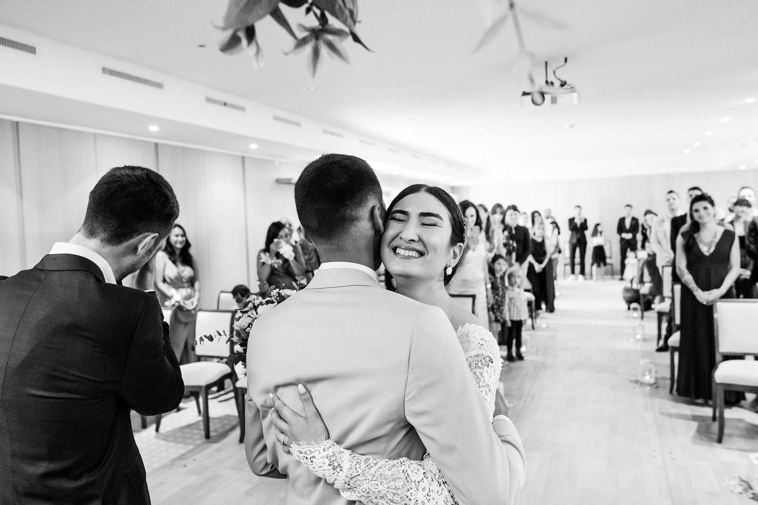 TLOOK photographe de mariage de style documentaire, au royalp à villars cérémonie de mariage avec les rires des mariés