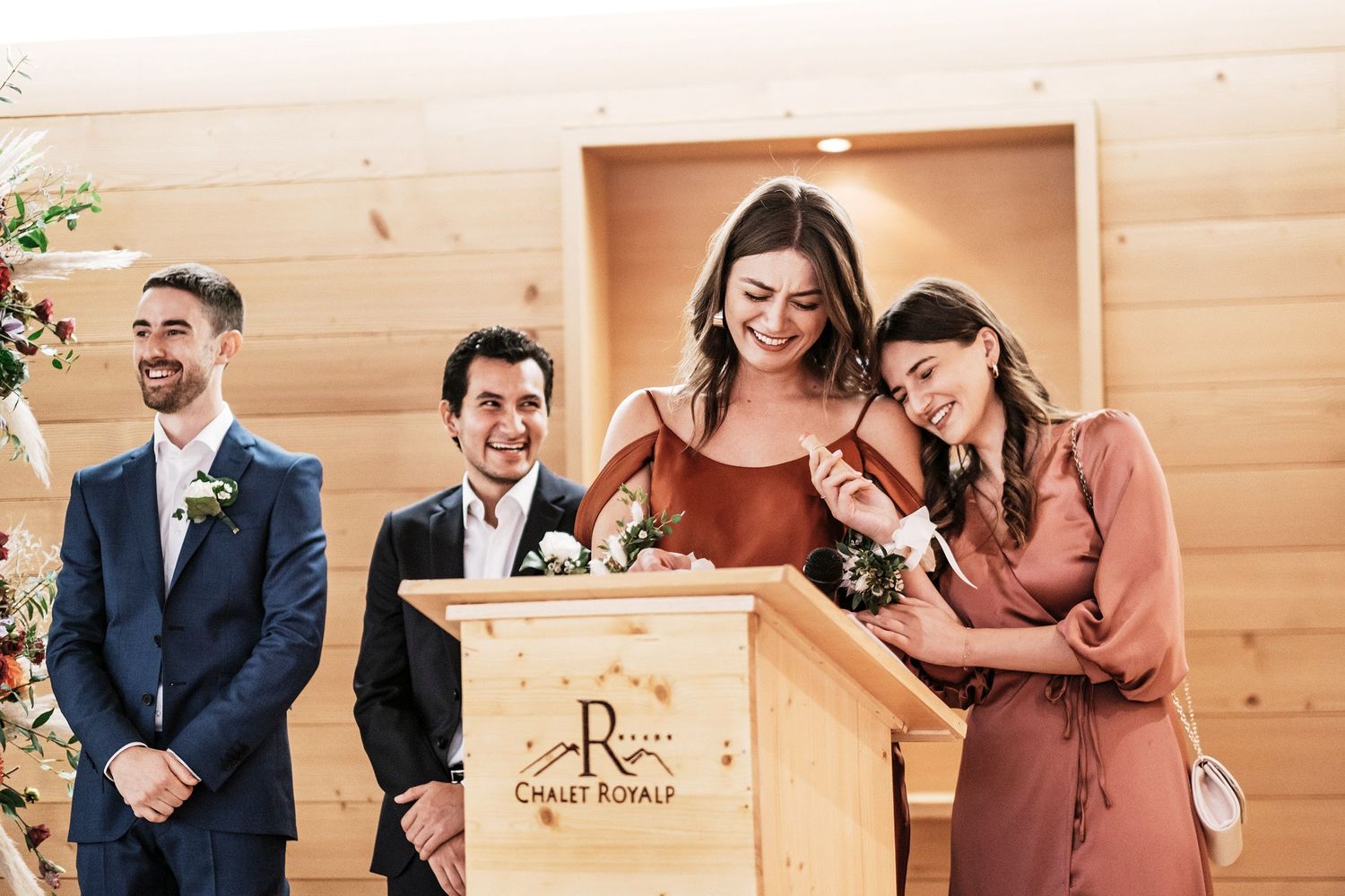 TLOOK photographe de mariage de style documentaire, au royalp à villars cérémonie de mariage discours des demoiselles d'honneur