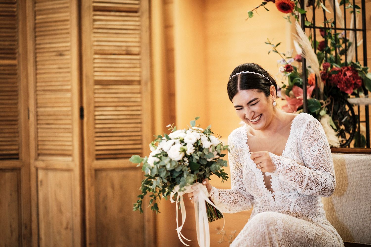 TLOOK photographe de mariage de style documentaire, au royalp à villars cérémonie de mariage avec les rires des mariés