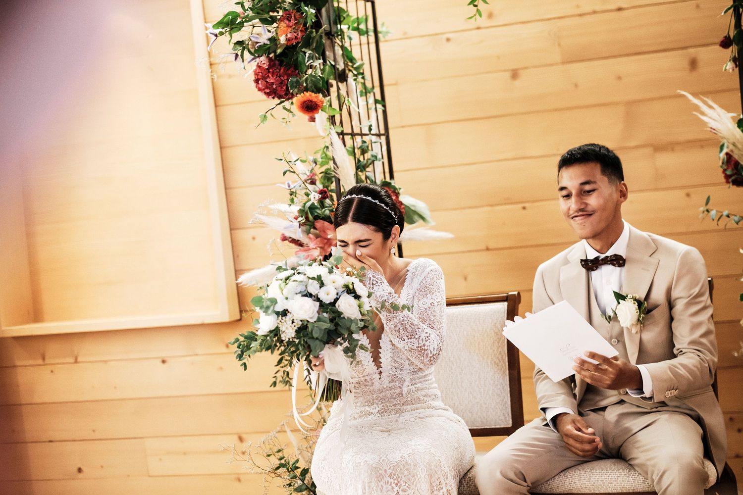 TLOOK photographe de mariage de style documentaire, au royalp à villars cérémonie de mariage avec les rires des mariés