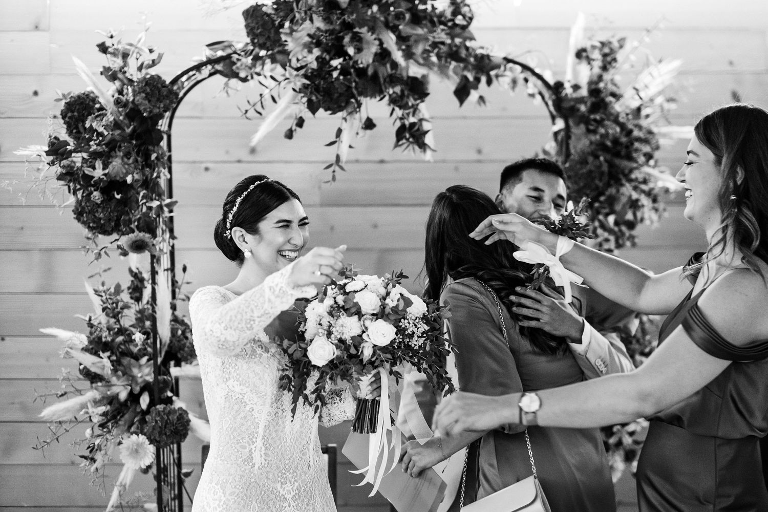 TLOOK photographe de mariage de style documentaire, au royalp à villars cérémonie de mariage avec les rires des mariés