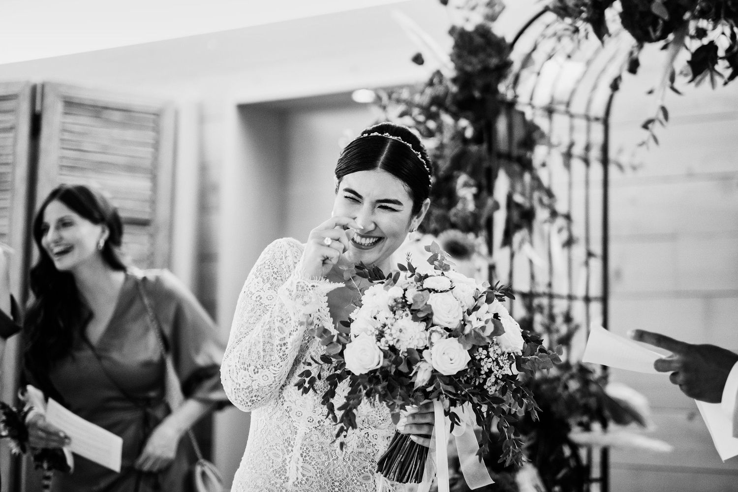 TLOOK photographe de mariage de style documentaire, au royalp à villars cérémonie de mariage avec les rires des mariés