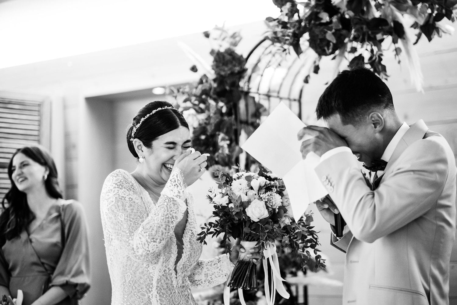 TLOOK photographe de mariage de style documentaire, au royalp à villars cérémonie de mariage avec les rires des mariés