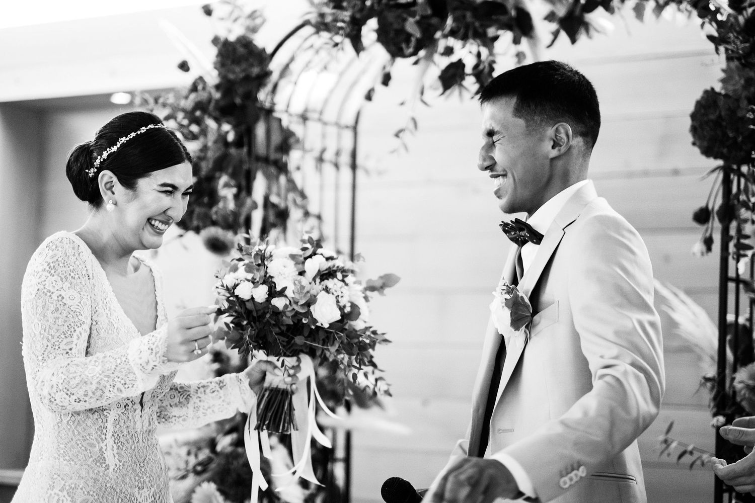 TLOOK photographe de mariage de style documentaire, au royalp à villars cérémonie de mariage avec les rires des mariés