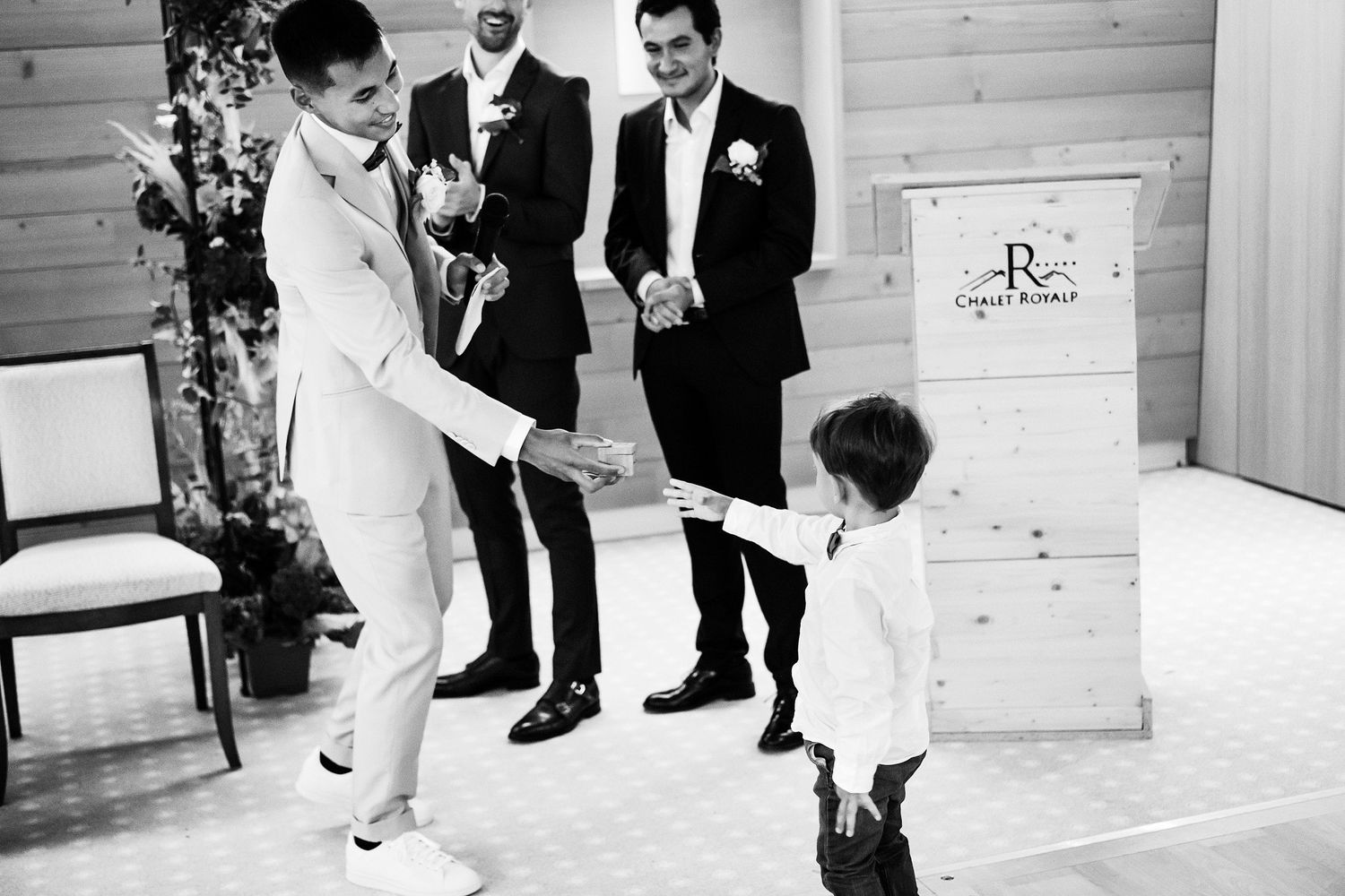 TLOOK photographe de mariage de style documentaire, au royalp à villars cérémonie de mariage l'enfant apporte les alliances