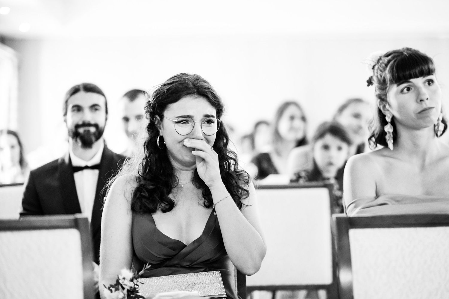 TLOOK photographe de mariage de style documentaire, au royalp à villars cérémonie de mariage portrait d'une invité émotion