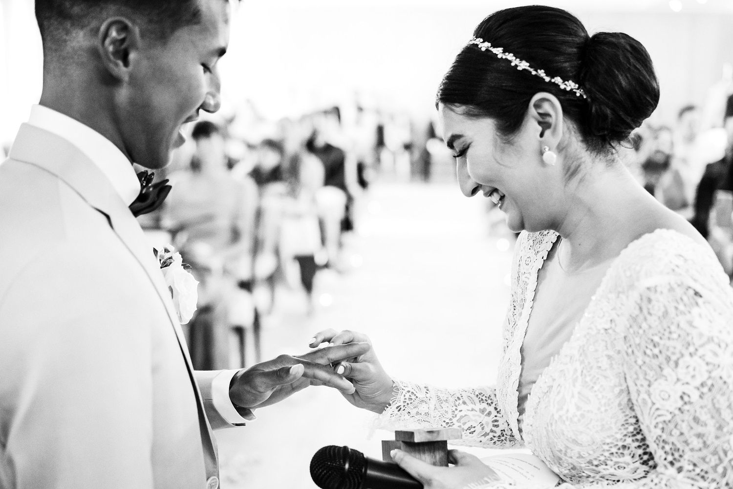 TLOOK photographe de mariage de style documentaire, au royalp à villars cérémonie de mariage la mariée passe la bague au doigt