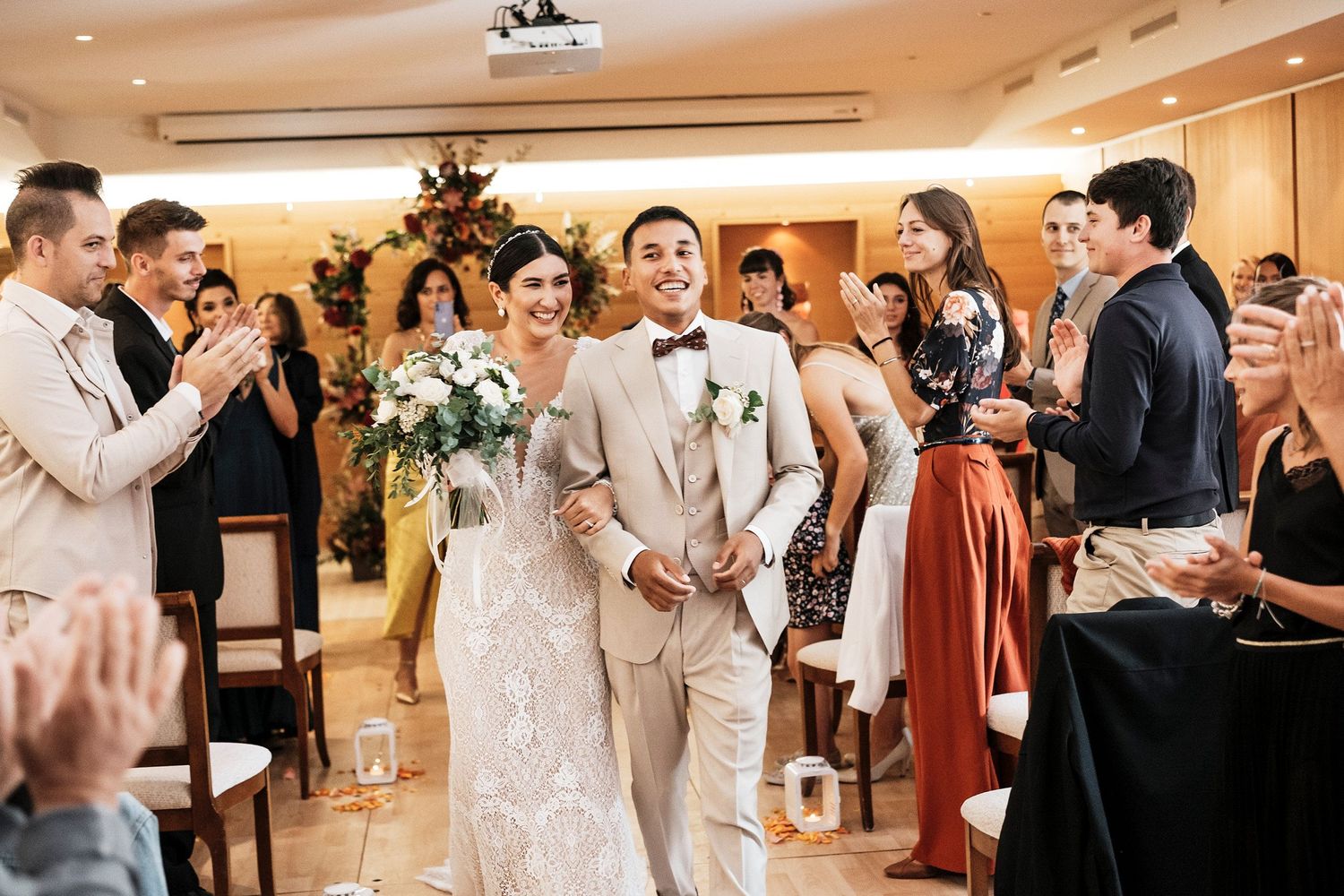 TLOOK photographe de mariage de style documentaire, au royalp à villars fin de la cérémonie les mariés sortent en premier