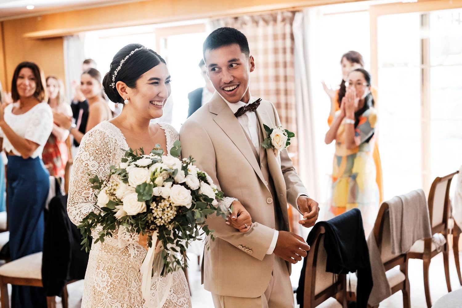 TLOOK photographe de mariage de style documentaire, au royalp à villars fin de la cérémonie sortie sur la terrasse
