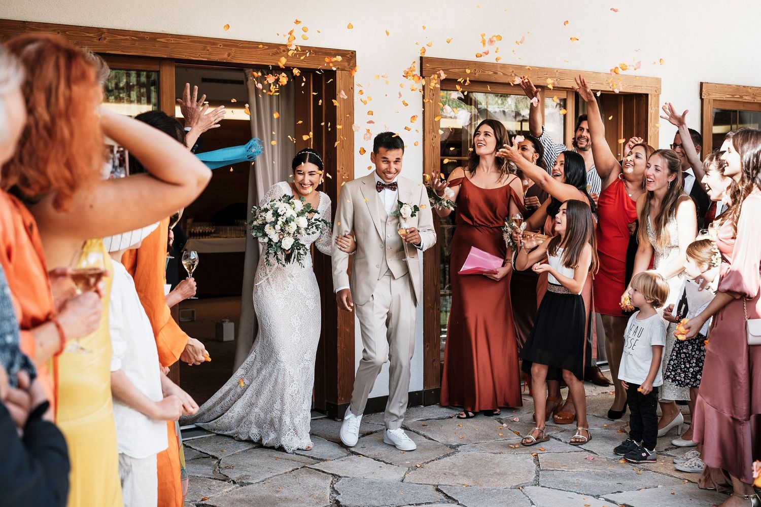 TLOOK photographe de mariage de style documentaire, au royalp à villars fin de la cérémonie sortie terrasse avec pétales de fleurs