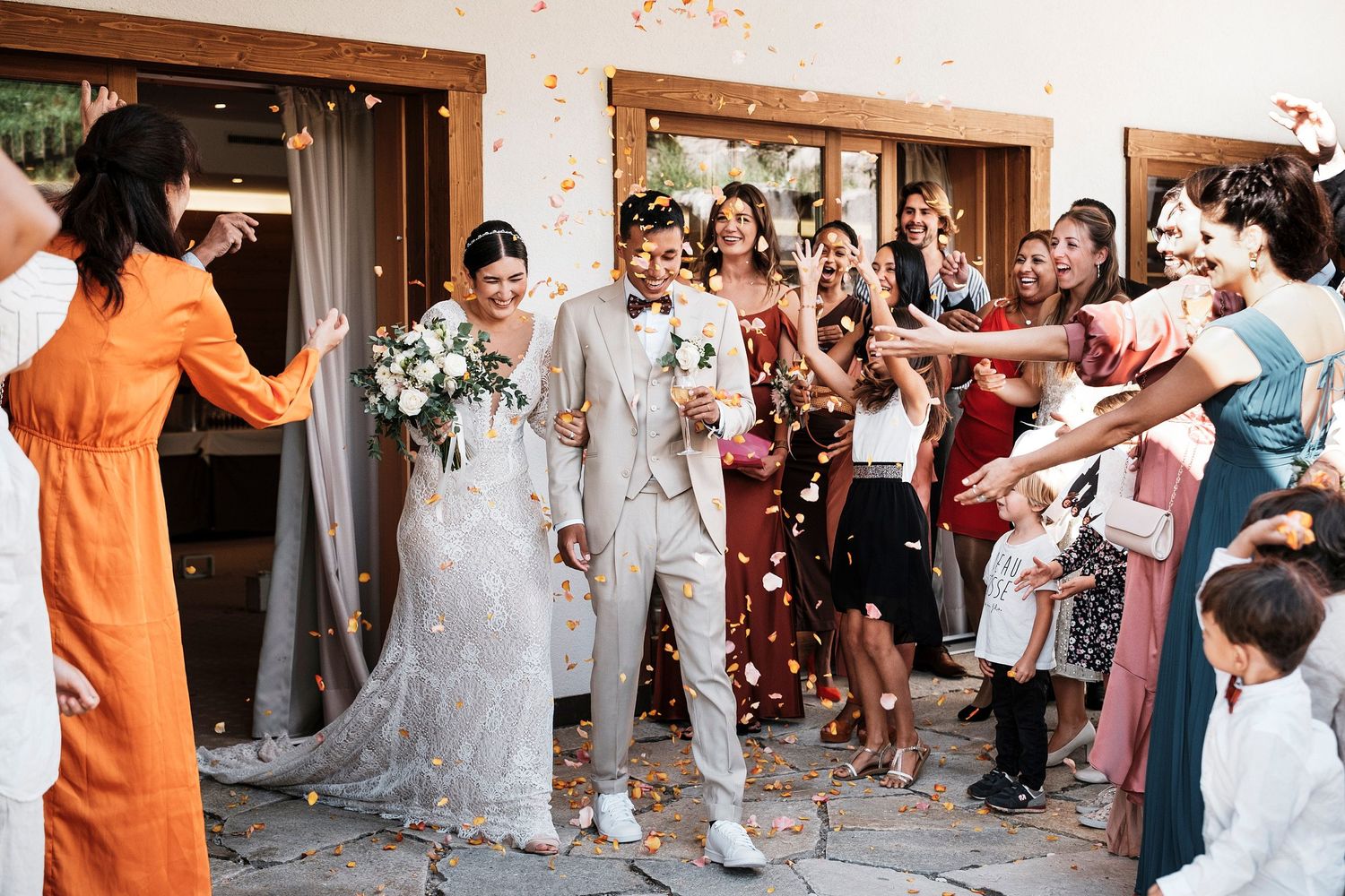 TLOOK photographe de mariage de style documentaire, au royalp à villars fin de la cérémonie sortie terrasse avec pétales de fleurs