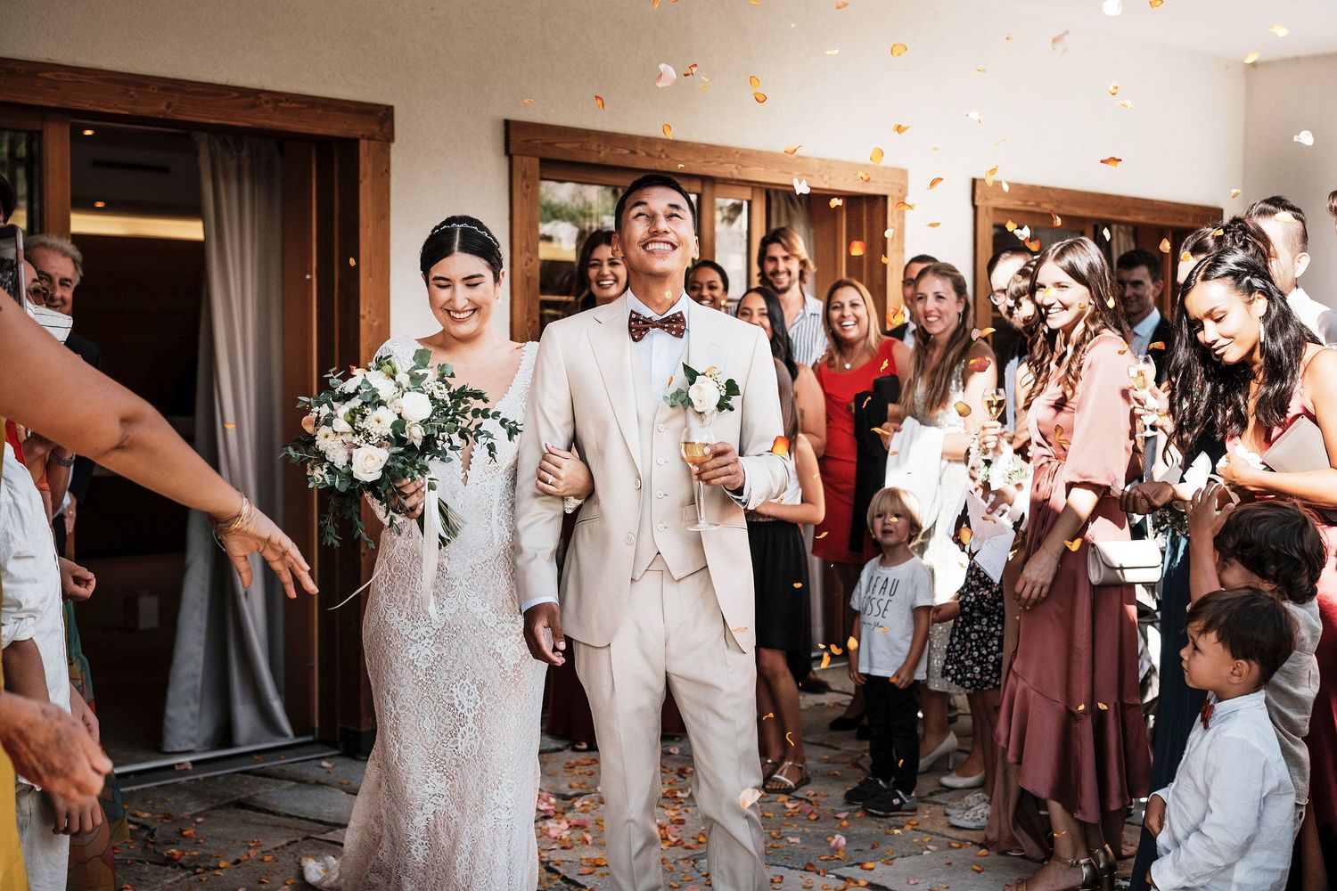 TLOOK photographe de mariage de style documentaire, au royalp à villars fin de la cérémonie sortie terrasse avec pétales de fleurs